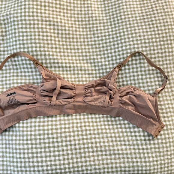 Skims Nursing Bra - Picture 3 of 4